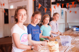 Meisjes koken tijdens tenniskampen Amsterdam en Haarlem